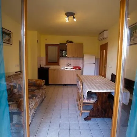 One-bedroom With Terrace In 3542-4 Apartman Povile